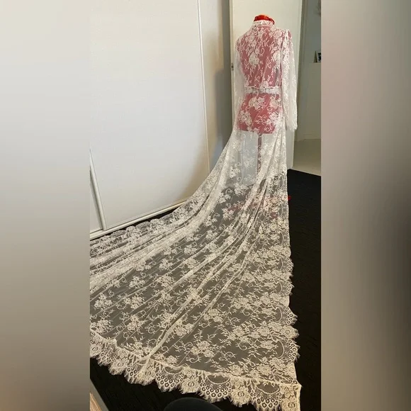Size 12 ANASTASIA BRIDAL LACE ROBE WITH LONG TRAIN - NEVER WORN - Picture 9 of 17